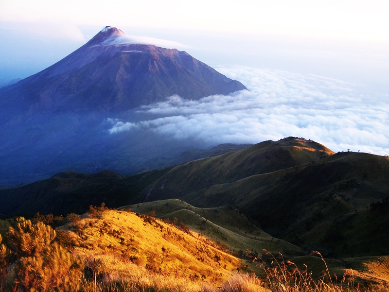 Menikmati Keindahan Puncak Gunung Lawu yang Berhawa Mistis